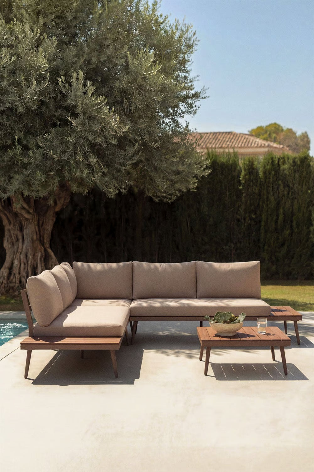 Conjunto de jardín con sofá esquinero de 5 plazas y mesa de centro en aluminio y madera de acacia Kalen
